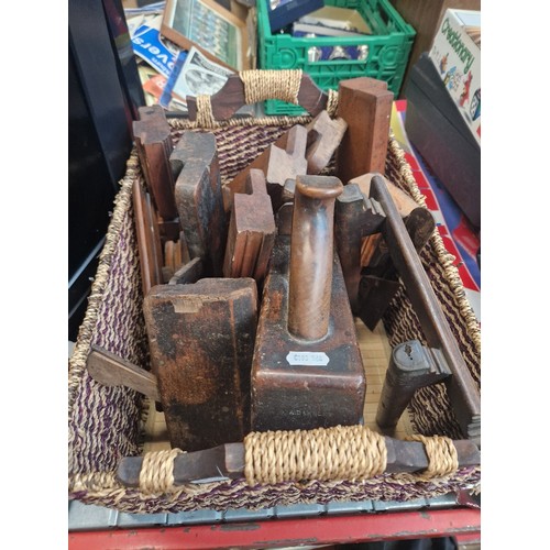 175 - A box of assorted wood planes.