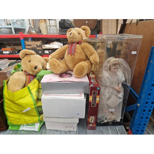 171 - Four assorted teddy bears & six collectable dolls.