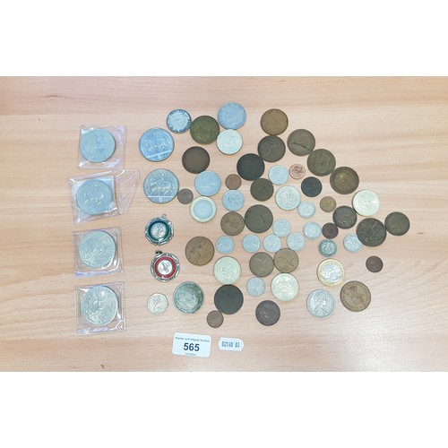 565 - A mixed lot of assorted world coins and bank notes to include 2 x commonwealth games £2 coins, other... 