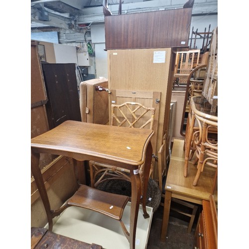 942 - Various items of furniture; oak occasional table, painted butler's tray and stand, wicker table, can... 