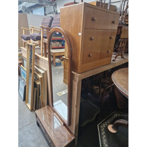 931 - A mid 20th century mirror with drawer to base together with an oak chest of drawers of a similar age... 