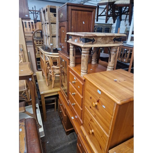 934 - Various items of furniture; light oak dining table & four chairs, bamboo and glass top table & two c... 