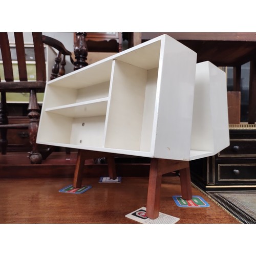 872 - A Penguin Donkey MKII bookshelf designed by Ernest Race for Isokon, height 40cm, length 53cm.