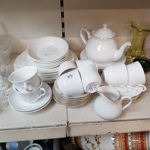 Wedgwood 'Strawberry and Vine' design bone china tableware - 4