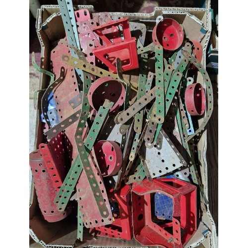 424 - A box of assorted Meccano