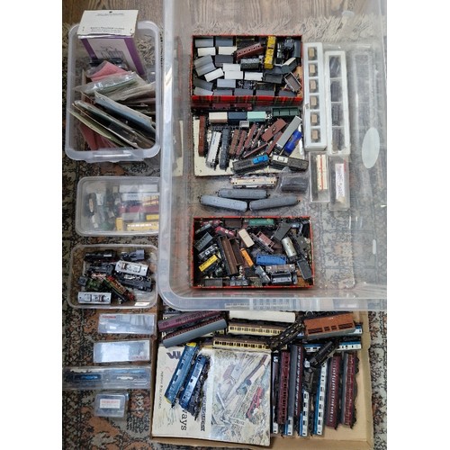 456 - A box of assorted n gauge model railway items to include engines, coaches, rolling stock & accessori... 