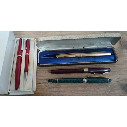 642 - A mixed lot of vintage fountain pens including Parker, Platignum and two others.