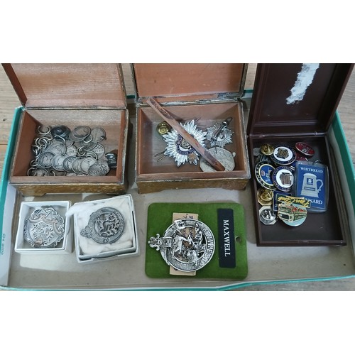 655 - A tray of assorted collectables, white metal jewellery, badges etc.