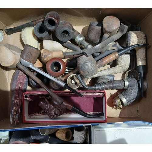 670 - A box of assorted vintage pipes.