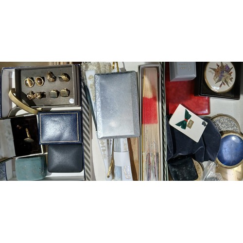 673 - Three tray soft assorted collectables including fans, gent's accessories and compacts.