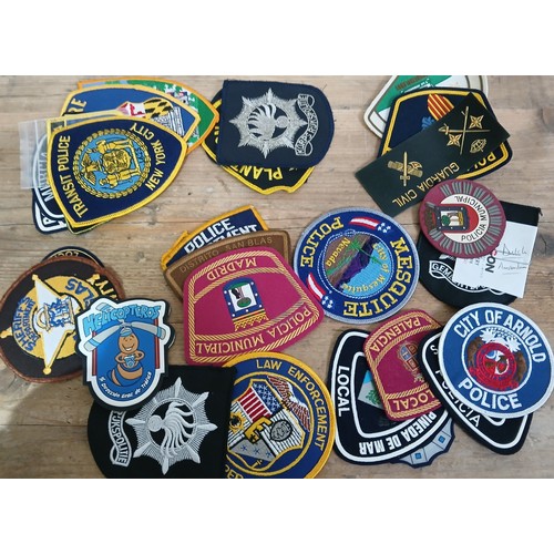 652 - A collection of police badges.