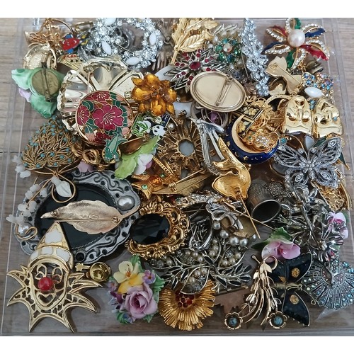 657 - A tray of vintage costume brooches.