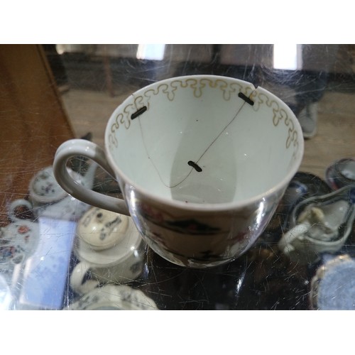 309 - Assorted English 18th century porcelain tea bowls, saucers and coffee cans, all decorated in chinois... 