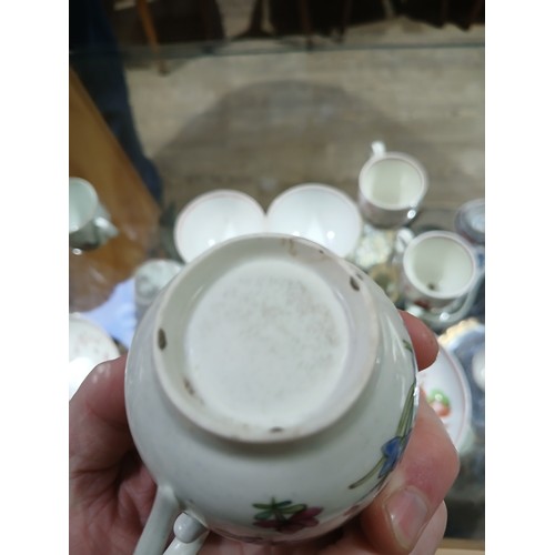 309 - Assorted English 18th century porcelain tea bowls, saucers and coffee cans, all decorated in chinois... 