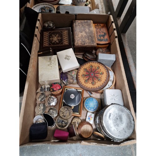 94 - A box of assorted vintage compacts, boxes etc.