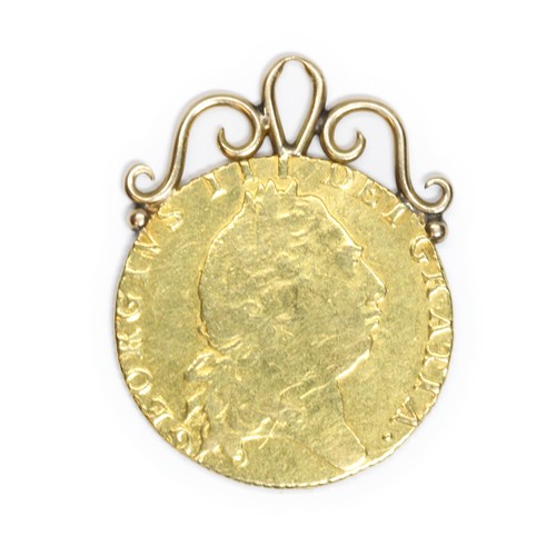 30 - A George III 1795 spade guinea, yellow metal pendant mount, gross weight 9.1g.