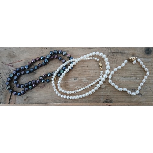 291 - Assorted beaded necklaces and one bracelet, including cultured pearl, simulated pearl, coral and amb... 