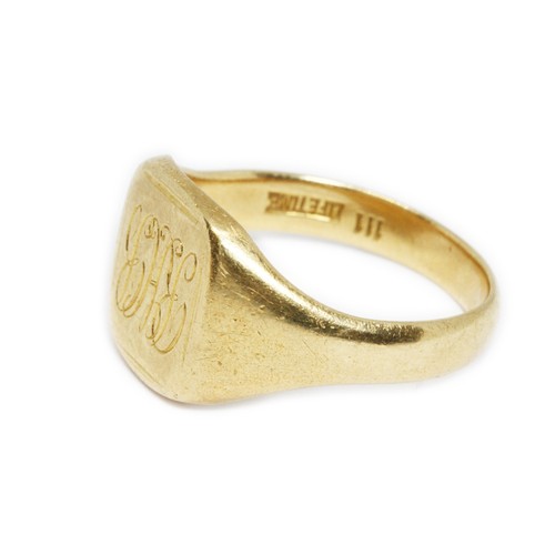 425 - AN 18CT GOLD SIGNET RING, sponsor indistinct, Chester 1961, weight 10.5g.