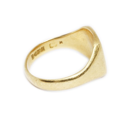 425 - AN 18CT GOLD SIGNET RING, sponsor indistinct, Chester 1961, weight 10.5g.