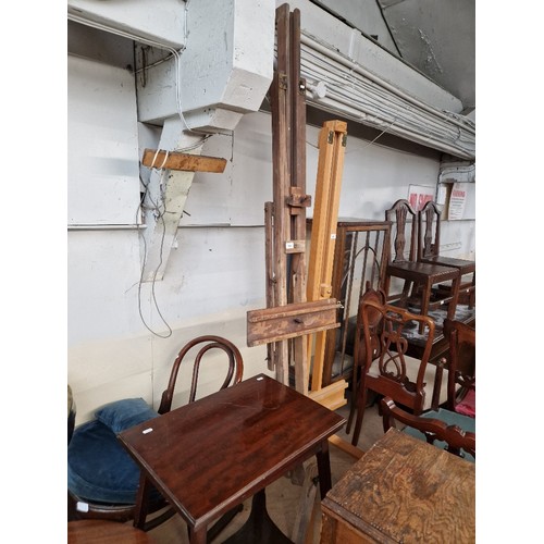 980 - A large vintage adjustable artist's easel.