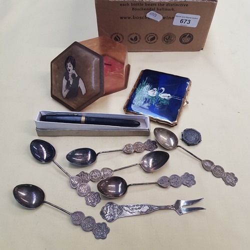 673 - Box with compact, spoons, fountain pen and Art Deco plastic box