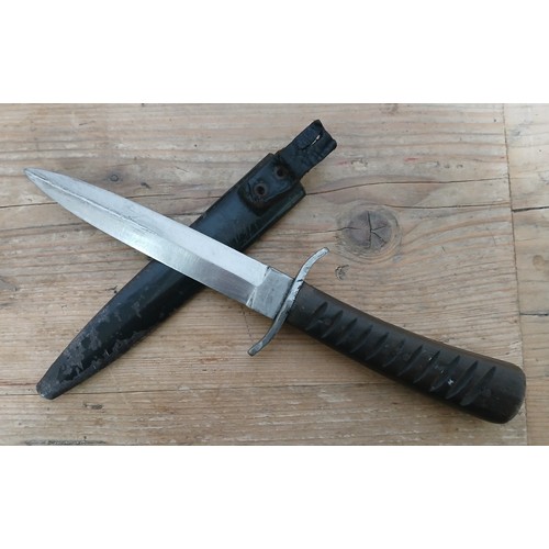 8 - An Imperial German WWI fighting knife, the 13.5cm double edge steel blade signed 'UNION ZellaSt. Bl.... 