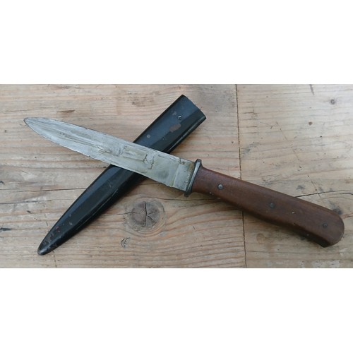 10 - An Imperial German fighting or trench knife, 12.5cm single edged blade, wooden grip, metal scabbard,... 