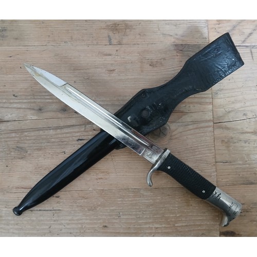 14 - A German Third Reich K98 Parade bayonet by Anton Wingen, blade length 19cm, textured black bakelite ... 