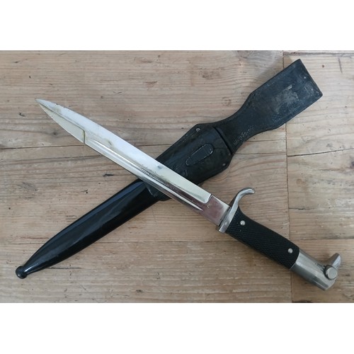 14 - A German Third Reich K98 Parade bayonet by Anton Wingen, blade length 19cm, textured black bakelite ... 