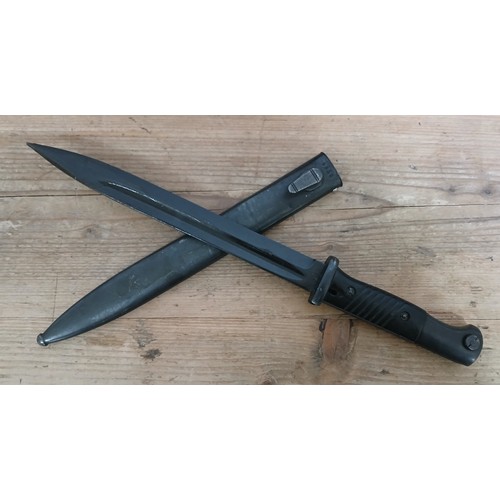 28 - A German Third Reich K98 bayonet, blade length 24.5cm, wooden grip, metal scabbard, total length 40.... 