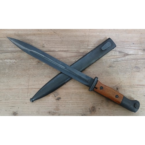 30 - A German Third Reich K98 bayonet, blade length 24.5cm, wooden grip, metal scabbard, total length 40.... 