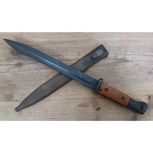 31 - A German Third Reich K98 bayonet, blade length 24.5cm, wooden grip, metal scabbard, total length 40.... 