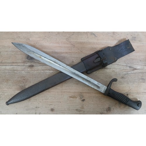 32 - An Imperial German 1898/05 pattern bayonet by AC, blade length 37cm, wooden grip, metal scabbard and... 