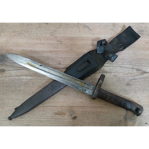 35 - A WWI Austo-Hungarian bayonet, blade length 25cm, metal scabbard and leather frog, total length 38cm... 