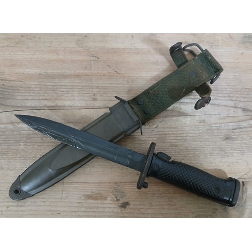 40 - A United States M5 bayonet and scabbard, total length 33cm.