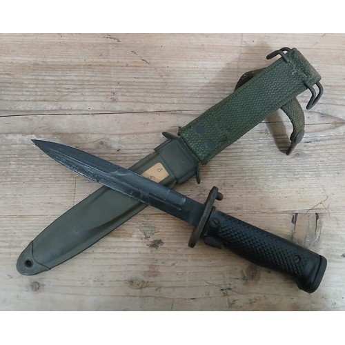 40 - A United States M5 bayonet and scabbard, total length 33cm.