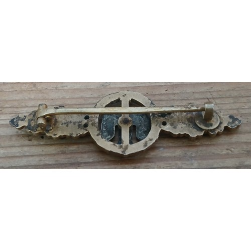 78 - A German Third Reich WWII Luftwaffe Bomber clasp badge, appears in cast silver alloy.