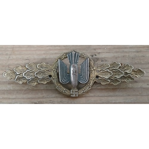 78 - A German Third Reich WWII Luftwaffe Bomber clasp badge, appears in cast silver alloy.