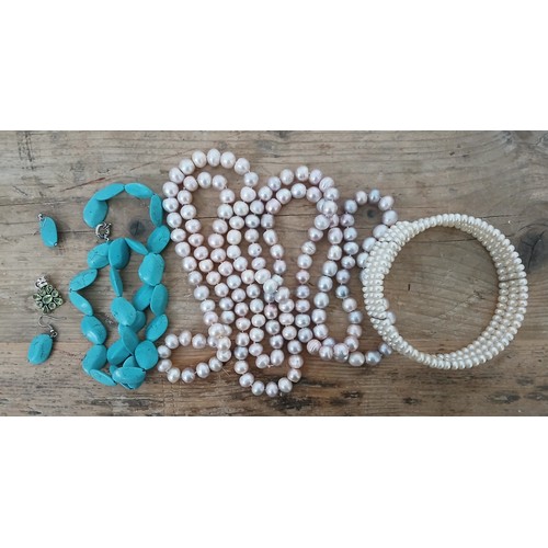 497 - Assorted costume jewellery comprising a long strand of cultured pearls, length 166cm, a cultured pea... 