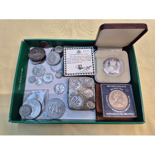 500 - A tray of assorted coins to include a Victoria 1900 crown, a silver medal, commemorative crowns and ... 