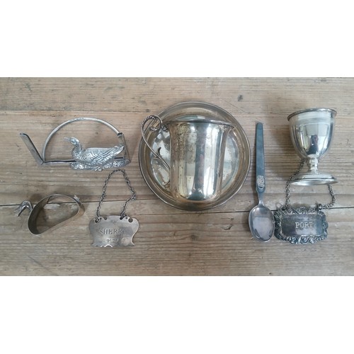 440 - A mixed lot of hallmarked silver comprising a photo holder featuring a duck, a duck napkin ring, a S... 