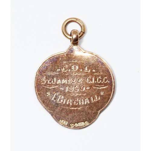 24 - A hallmarked 9ct gold presentation fob, length 37mm, weight 6g.