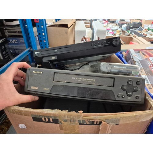 142 - 3 shelves (9 boxes) of electrical items including hifi, radios, Yamaha portasound, Sharp record deck... 