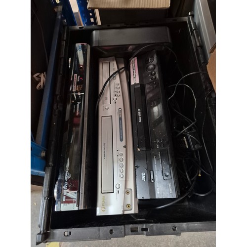 142 - 3 shelves (9 boxes) of electrical items including hifi, radios, Yamaha portasound, Sharp record deck... 