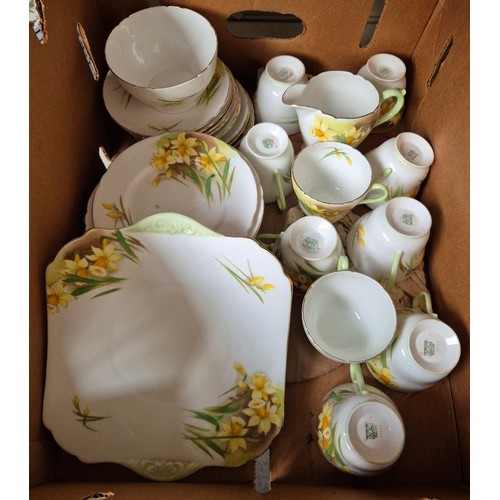 A Shelley daffodil pattern tea set for 10, 33 pieces in total.