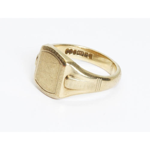 133 - A hallmarked 9ct gold signet ring, weight 8.6g, size S/T.