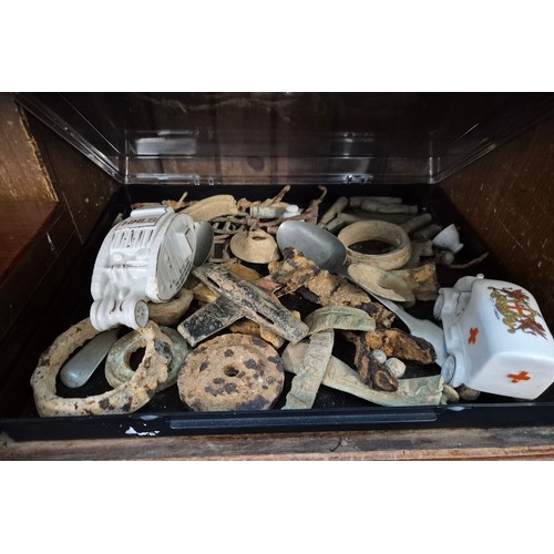 18 - A tray of assorted Somme metal detector finds together with two crested ware vehicles.