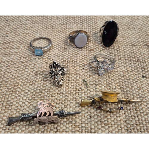 452 - A group of various rings & 2 military brooches.