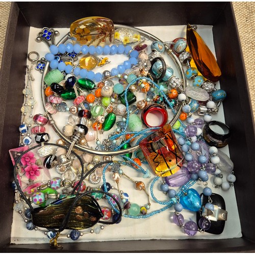 461 - A box of assorted Murano style glass & resin jewellery including silver & Rhona Sutton.