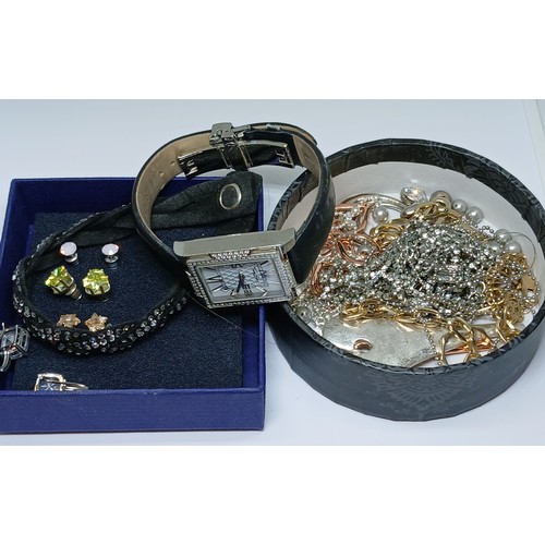419H - A quantity of costume jewellery.